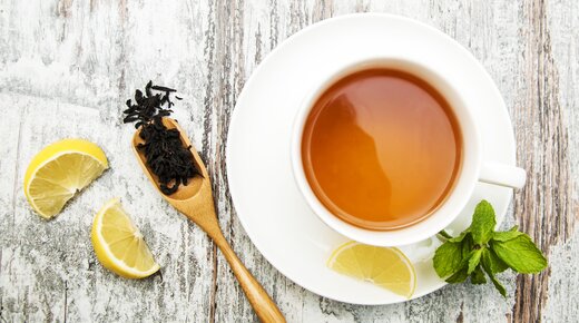 Tasse mit Tee dekorativ angerichtet