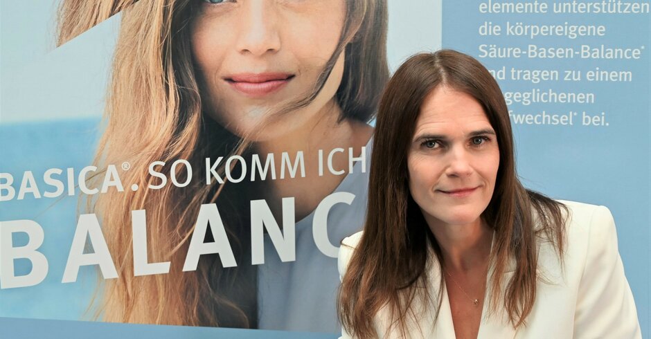 Anna-Maria Stiefel vor einem Basica-Plakat