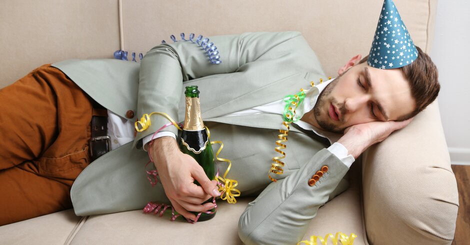 Schlafender Mann im Anzug nach einer Party