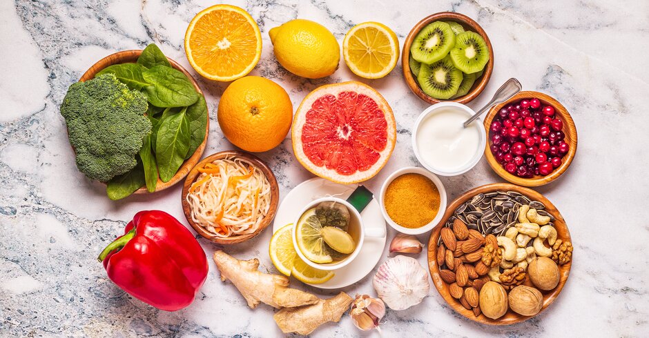 Gesunde Lebensmittel wie Obst, Gemüse, Nüsse etc. dekorativ angerichtet