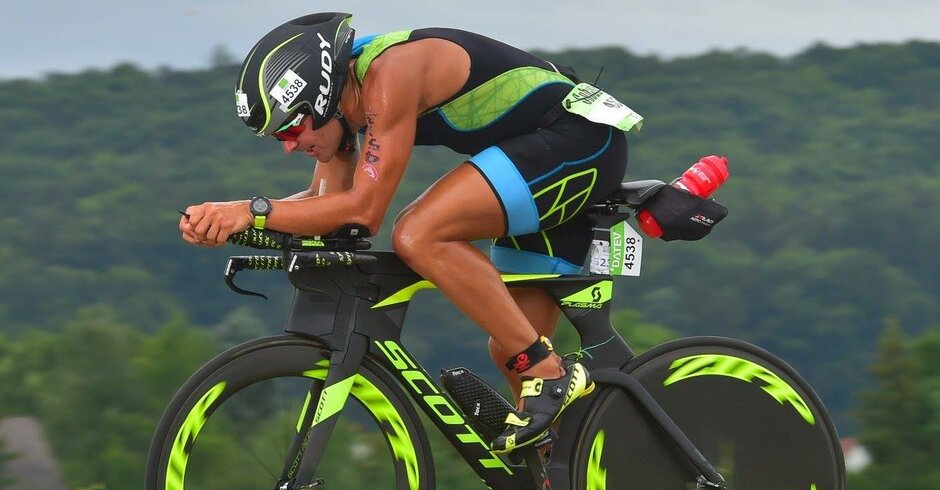 Sportler Nils Brüggemann beim Fahrradfahren