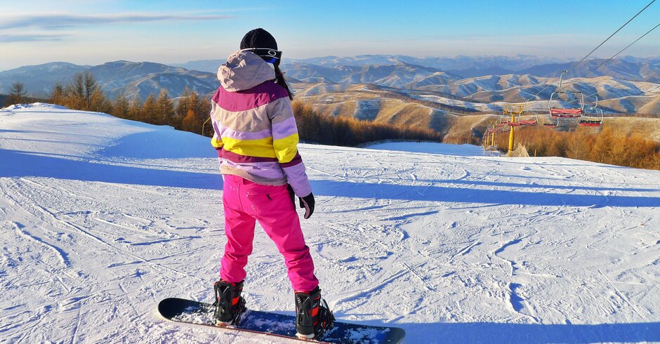 Frau beim Snowboarden auf der Piste