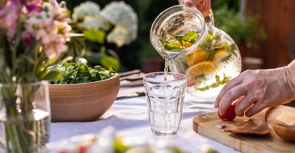 Wasserkrug mit Zitrusfrüchten und Kräutern