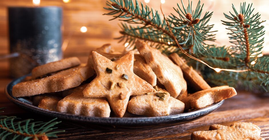 Teller mit weihnachtlichen Keksen