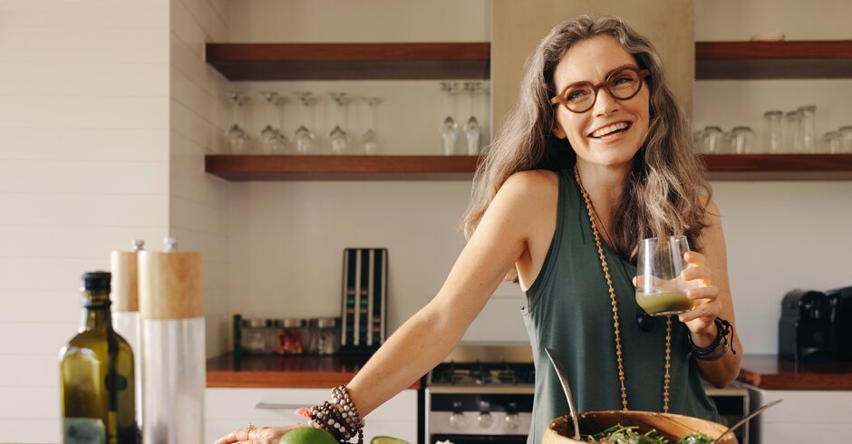 Frau beim Kochen mit Avocados