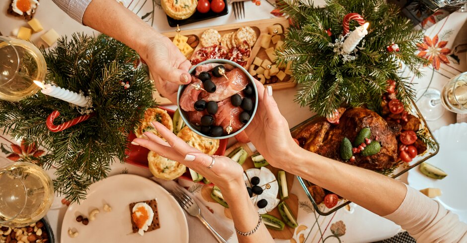 Zwei Personen beim Weihnachtsessen