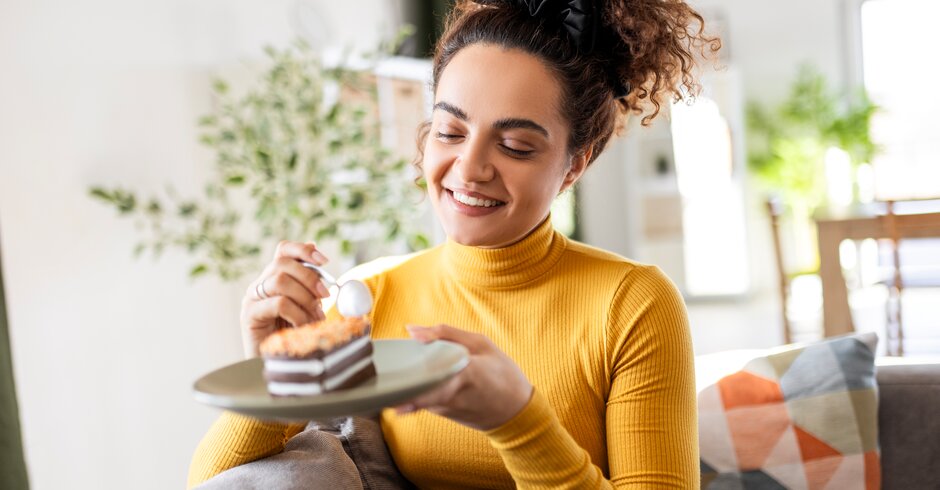 Frau isst ein Stück Kuchen