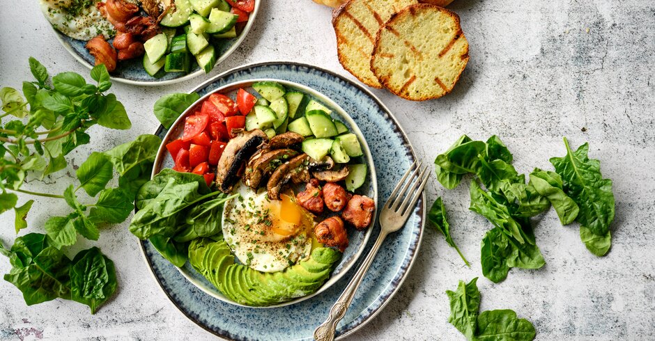 Gesunder Salat mit Gurke, Pilzen, Spiegelei, Tomate und Avocado