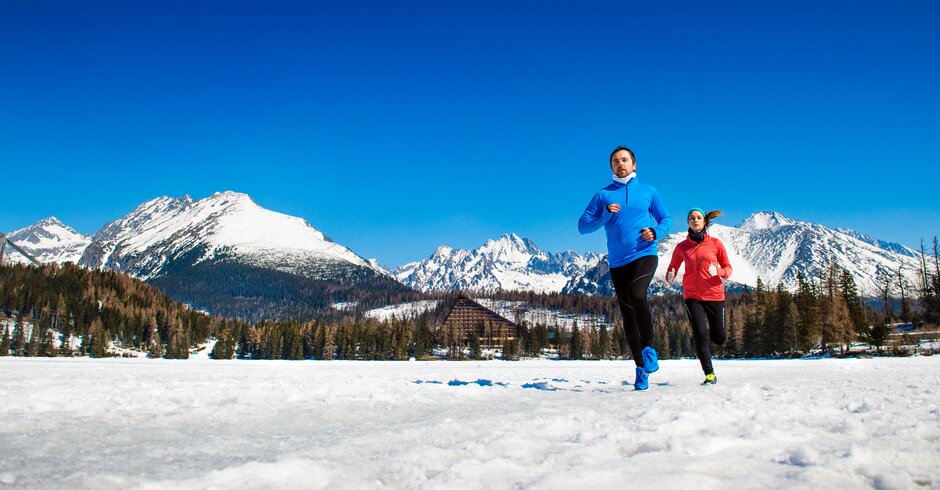 Paar joggt draußen im Schnee