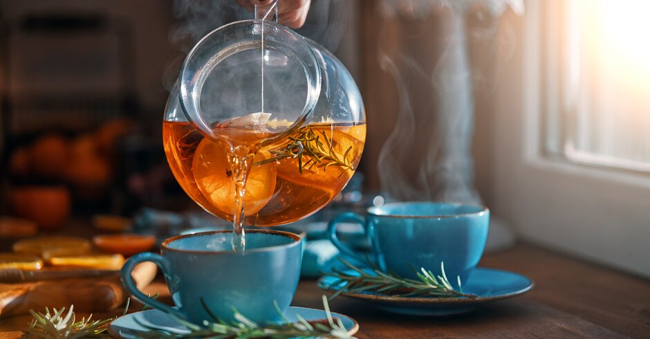 Teekanne aus Glas mit Kräutertee