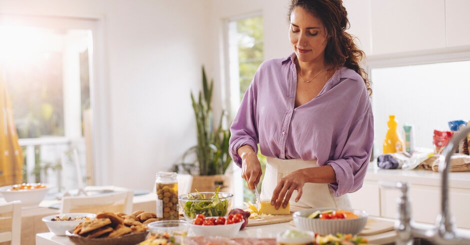 Frau kocht ein gesundes Gericht in der Küche