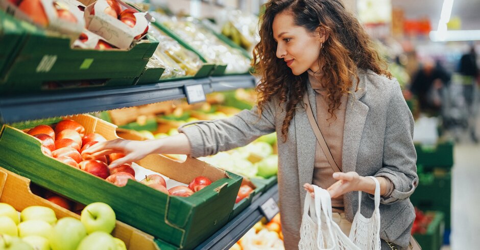 Frau kauft Äpfel im Supermarkt