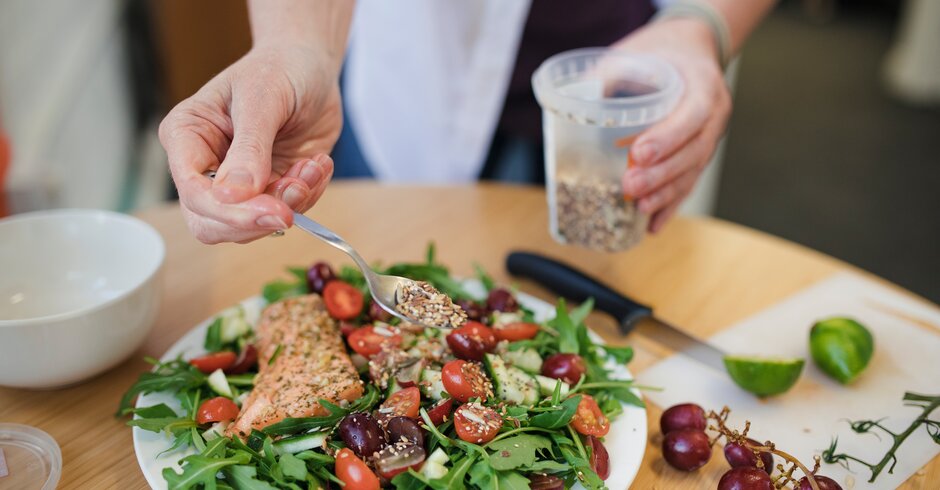 Basischer Salat mit Rucola, Tomaten und Weintrauben