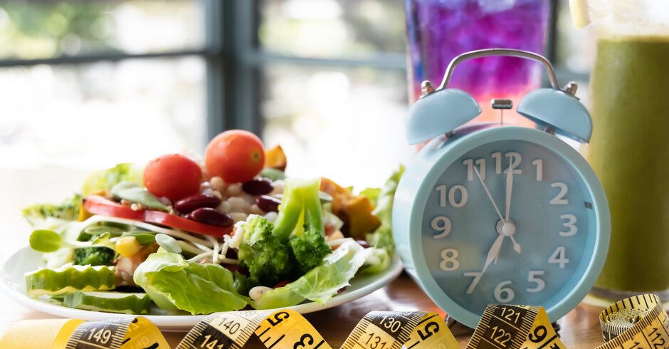 Intervallfasten symbolisiert durch einen Salatteller, ein Maßband und eine Uhr