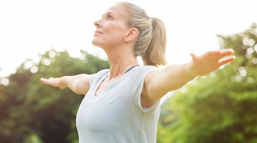Frau macht Yoga im Park für ihre innere Balance