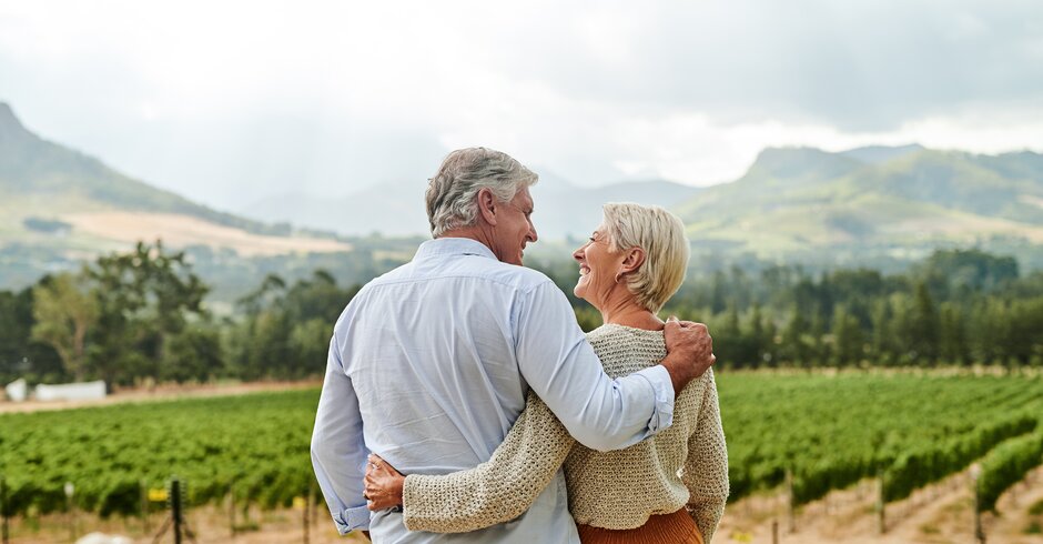 Älteres Pärchen genießt zusammen eine Auszeit in den Weinbergen